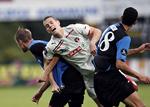Av. Midtjyllands Jonas Borring i klemme i HB Køges forsvar. Han havde dog ikke noget at pive, da slutfløjtet lød. Jyderne vandt 2-3 over HB Køge. 