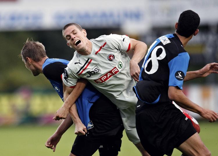 Av. Midtjyllands Jonas Borring i klemme i HB Køges forsvar. Han havde dog ikke noget at pive, da slutfløjtet lød. Jyderne vandt 2-3 over HB Køge. 
