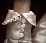 Skjorten på billedet er inspireret af en engelsk, adelig brudejakke, som har kostet ca. 7.000 kroner foruden stoffet. Foto: Morten langkilde. 