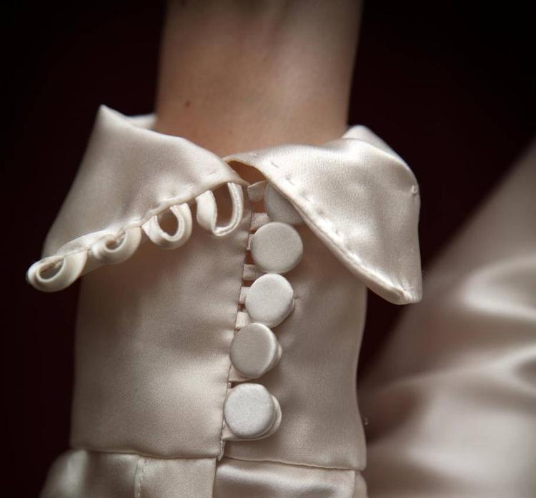 Skjorten på billedet er inspireret af en engelsk, adelig brudejakke, som har kostet ca. 7.000 kroner foruden stoffet. Foto: Morten langkilde. 