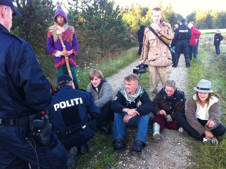 Aktion. Cirka 40 aktivister forsøger at forhindre rydningen af Østerild Klitplantage. 