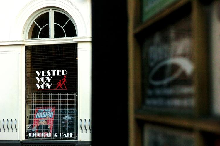 Film. Hver onsdag og torsdag i august kan man se gratis film på plænen over for biografen Vester Vov Vov på Vesterbro. 