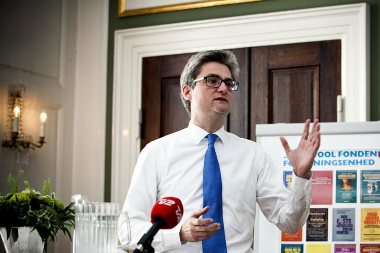 »Det er 70’erne om igen. De næste år handler om demokratiets og retsstatens klippegrund. Nok er nok. Enten er man med. Eller også imod«, lyder Søren Pinds kommentar blandt andet på Facebook. 