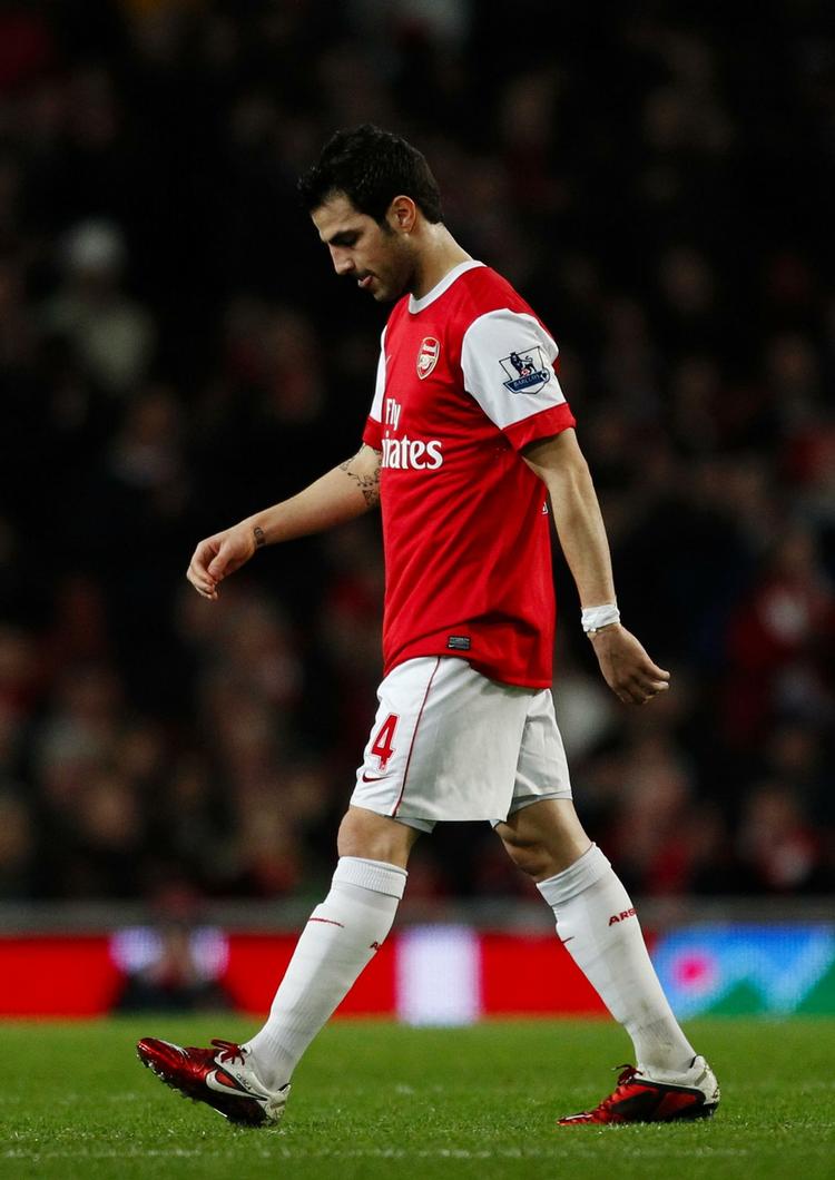 skuffet. Arsenals spanske anfører Cesc Fabregas er dybt frustreret over, at klubben for få uger siden var med i kampen om fire trofæer - og nu kun har en spinkel chance for en enkelt titel. 