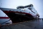 Succes-tv. Det er skibet MS Trollfjord, der besejler Hurtigruten, som varer 135 timer. Dansk tv har nu købt en meget forkortet udgave af tv-sendingen på 12 timer. 