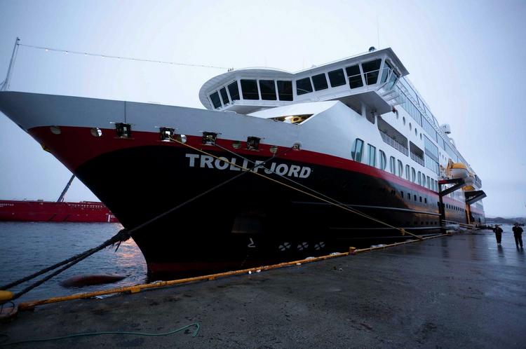 Succes-tv. Det er skibet MS Trollfjord, der besejler Hurtigruten, som varer 135 timer. Dansk tv har nu købt en meget forkortet udgave af tv-sendingen på 12 timer. 