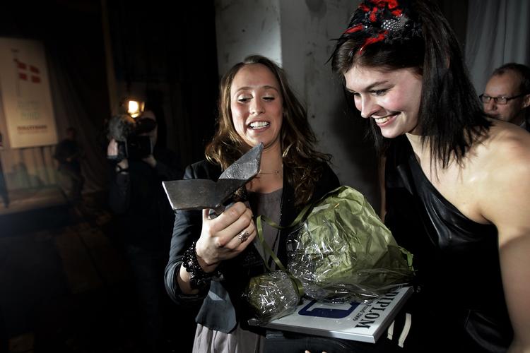 OL-klar. Svømmerne Rikke Møller Pedersen (tv) og Lotte Friis har allerede kvalificeret sig til næste års OLi London på deres præstationer. 