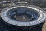 Bekosteligt. Der er blevet brugt mange penge, for eksempel på opførelsen af det olympiske stadion. 