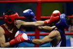 dommertække. Her kan ingen af bokserne drage nytte af hjemmebane-effekten: Adi Sailom fra Thailand (tv) bokser mod Abdelkader Chadi fra Algeriet under OL i Beijing 2008. 