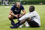 motivation. Træner Roland Nilsson taler med FCK's nyindkøbte offensivspiller, Pape Pate Diouf, ved træningen på Frederiksberg i København. 