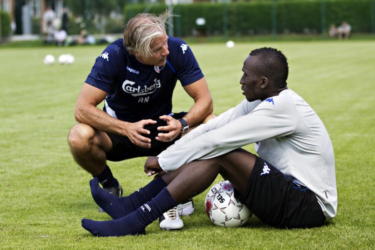 motivation. Træner Roland Nilsson taler med FCK's nyindkøbte offensivspiller, Pape Pate Diouf, ved træningen på Frederiksberg i København. 