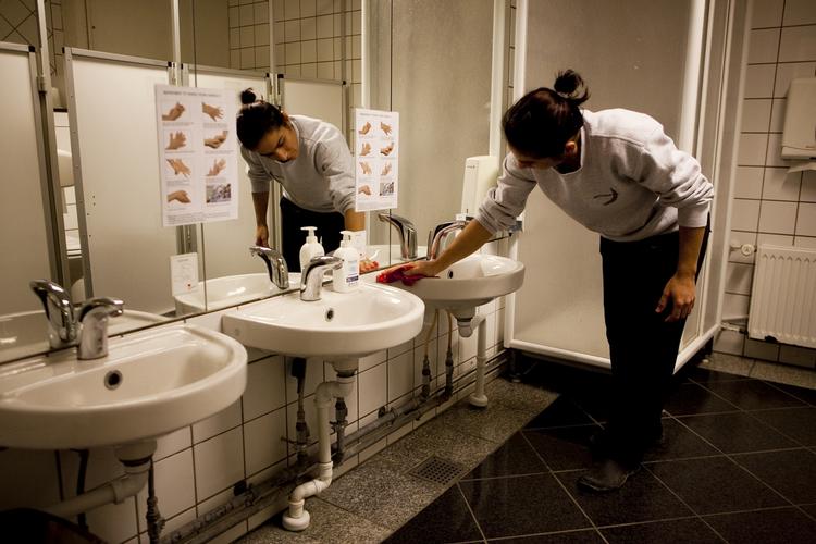 Snyd. Der skal gøres rent og bruges mange mennesker til det. Men ikke alle overholder landets regler i den proces. 