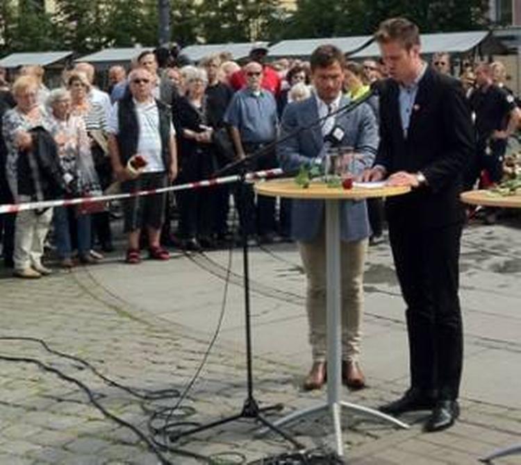 TALE. Rigmanden Petter Stordalen og AUF's formand Eskil Pedersen på Yougstorget i Oslo. 