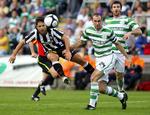 sammenligning. Juventus' Diego (tv) forsøger sig på mål i kampen mod Shamrock Rovers sidste år. 