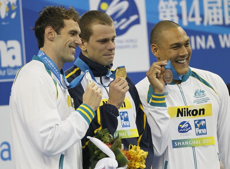 twitter. Geoff Huegill (th) sikrede sig i går bronze i 50 meter butterfly ved VM i Shanghai. Australieren er bekymret over den eksploderende brug af sociale medier blandt uforsigtige sportsfolk. 
