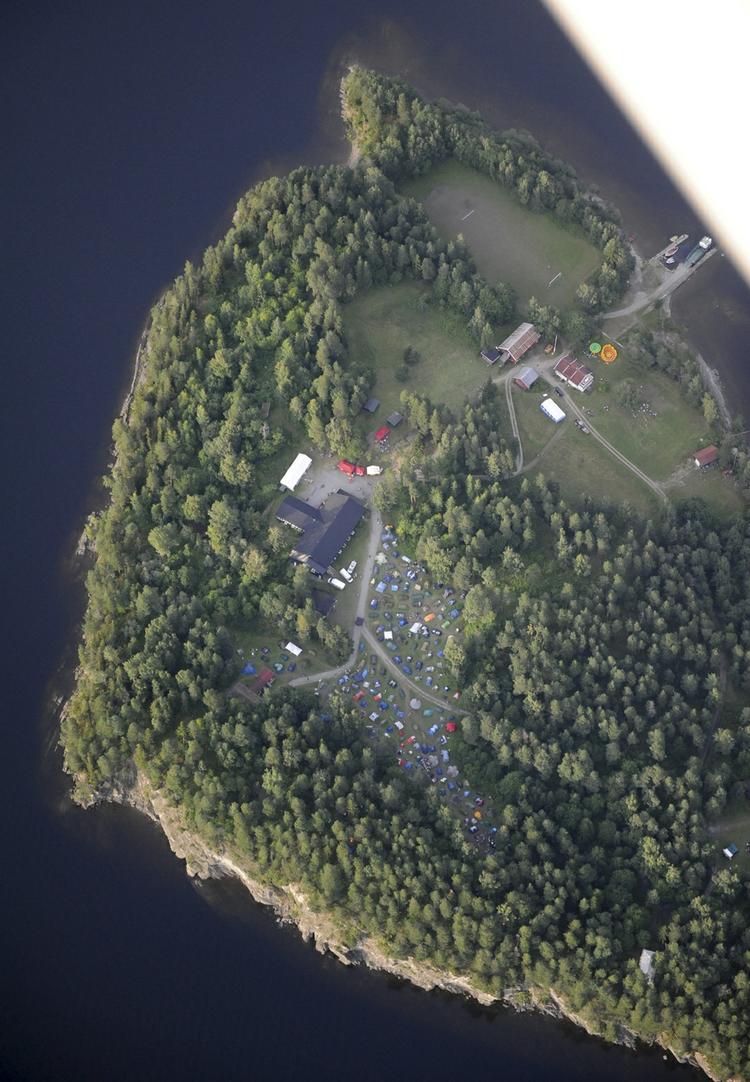 Øen. Utøya var et paradis for unge politisk aktive, før den med statsminister Jens Stoltenbergs ord blev til et helvede. Her ses hovedpladsen og hovedhuset, hvor mange af de unge var samlet, da Anders Breivik gik amok. 