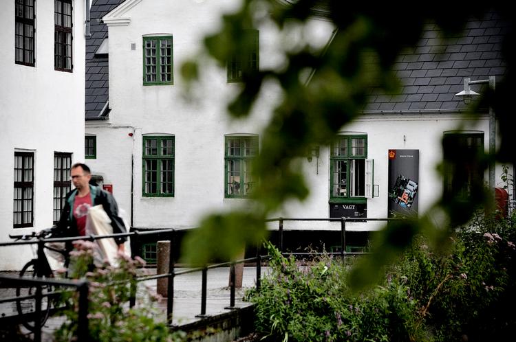 Fare. Arbejdstilsynet kritiserede i 2009 Nationalmuseet for at udsætte deres vagter på afdelingen i Brede for farer ved indbrud, fordi de arbejder alene om aftenen. I 2011 bliver der på grund af nedskæringer endnu færre ansatte i museets vagtstuer. 