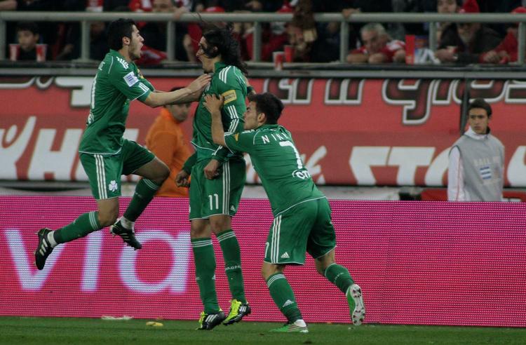 Mål.  Nikos Spyropoulos,  Sotiris Ninis og  Sebastian Leto var i sidste sæson med til at tabe to gange til FCK. Her jubler trioen dog efter en scoring i den hjemlige liga mod Olympiakos. 