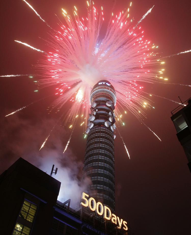 olympisk. Fyrværkeri affyres fra Londons BT Telecom Tower, da nedtællingen til OL 2012 var nede på 500 dage. Nu er der nøjagtig et år til legene åbnes. 