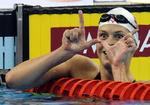 W. Ih, så gider jeg da aldrig mere at lave håndtegn, udbrød Lotte Friis, da hun blev bedt om at forklare sin sejrsgestus. Det er et W, der står for både winner og world champion. Men det kunne også være world record. 