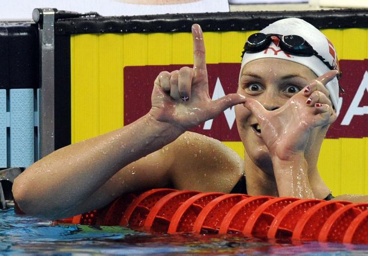 W. Ih, så gider jeg da aldrig mere at lave håndtegn, udbrød Lotte Friis, da hun blev bedt om at forklare sin sejrsgestus. Det er et W, der står for både winner og world champion. Men det kunne også være world record. 