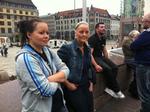 BOMBEFRYGT. Yvonne Pedersen (tv) og Siv Hultgreen (th) tog det med ro, da de ventede uden for banegården i Oslo. 