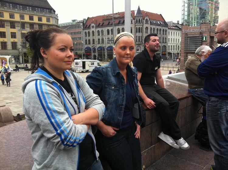 BOMBEFRYGT. Yvonne Pedersen (tv) og Siv Hultgreen (th) tog det med ro, da de ventede uden for banegården i Oslo. 