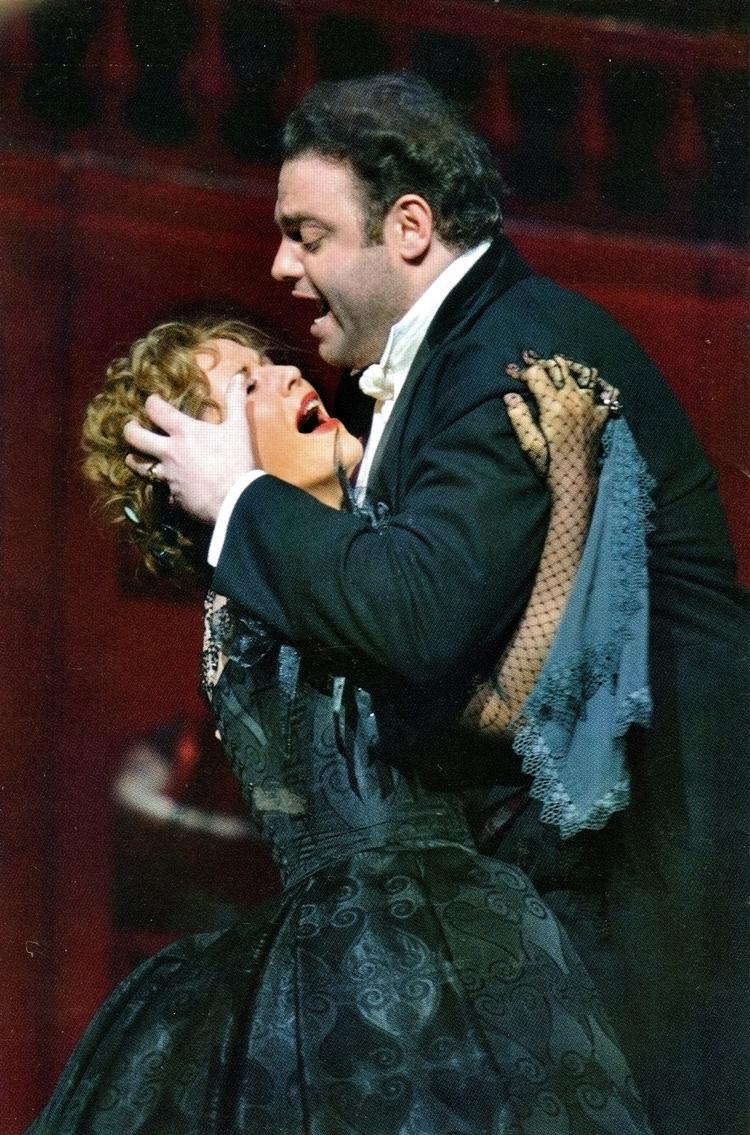 par. Med Renée Fleming som Violetta og Joseph Calleja som Alfredo kan 'La Traviata' nærmest ikke synges  bedre. 