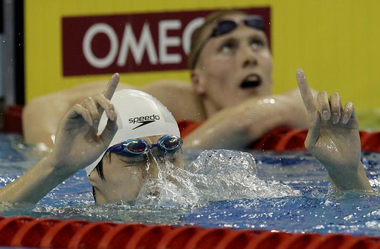 besejret. Trods næsthurtigste tid i indledende heat måtte Pál Joensen (i baggrunden) se Sun Yang og tre andre svømme hurtigere i finalen. 