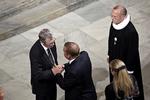 Statsminister Lars Løkke Rasmussen hilser på den norske ambassadør under mindegudstjenesten i Københavns Domkirke. 