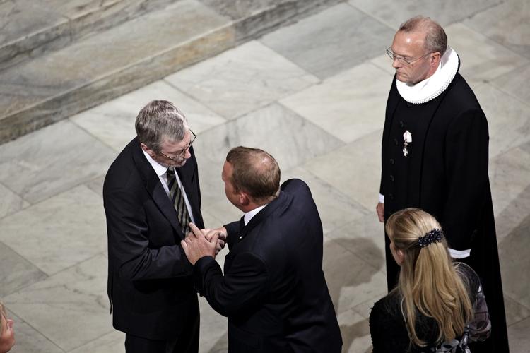 Statsminister Lars Løkke Rasmussen hilser på den norske ambassadør under mindegudstjenesten i Københavns Domkirke. 