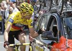 afsmitning. Cadel Evans nyder et gals champagne på den sidste etape i Tour de France, som australieren vandt efter flot kørsel. Holdkammeraten Greg Avermaet vandt i dag en af de lidt mindre rundture. 