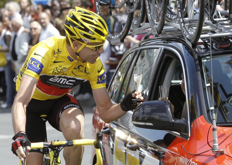 afsmitning. Cadel Evans nyder et gals champagne på den sidste etape i Tour de France, som australieren vandt efter flot kørsel. Holdkammeraten Greg Avermaet vandt i dag en af de lidt mindre rundture. 