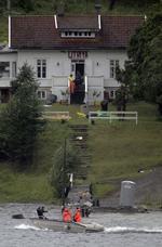 Anholdelse. Det var en blanding af lokale betjente fra Nordre Buskerud Politidistrikt og politifolk fra en særlig indsatsstyrke, der var de første på Utøya. 
