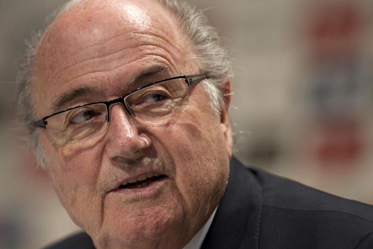 diktator-beskyldninger. Fifas præsident Sepp Blatter var på talerstolen, da datoerne i dag blev offentliggjort for VM i Brasilien 2014. 