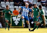 pågående. OB’ernes Hans Henrik Andreasen (i stribet) forsøger at slippe gennem Sotiris Ninis og Kostas Katsouranis fra Panathinaikos. Foto: Jens Dresling 