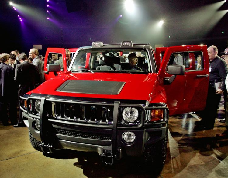 Det sorte panel på motorhjelmen af Hummer H3 kan falde af. Derfor skal 362.000 biler verden over på værksted. 