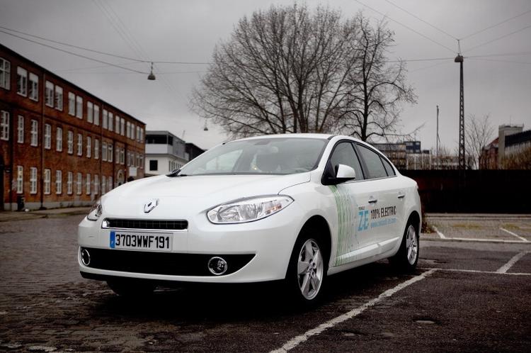 Ønsketænkning uden handling. Antallet af nye elbiler i producenternes planer for de kommende åpr ligger langt under de politiske ønsker. Her er det en Renault fotograferet under klimatopmødet i København. 