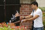 Velkommen. Sergio Agüero skrev autografer til City-fans umiddelbart efter han havde bestået lægetjekket på Bridgewater Hospital. 