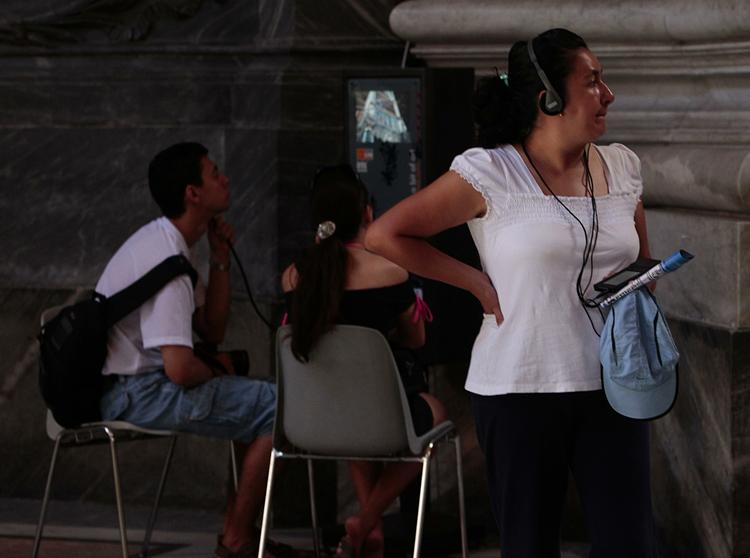 Den mexicanske turist, Nelli Bojorquez, bruger Vatikanets nye iPod-guide under et besøg i Laterankirken i Rom. 