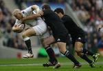 Fight. To 'All Blacks' på jagt efter Englands Mike Tindall under en landskamp i London i november 2010. New Zealand vandt 26-16. 