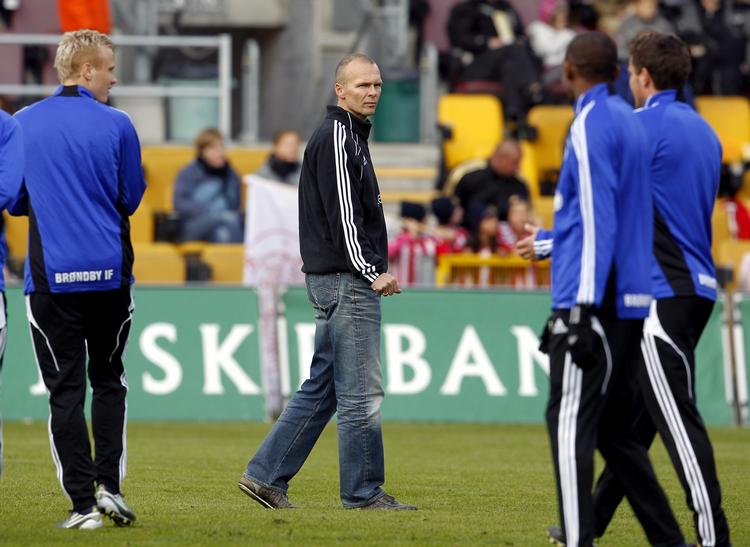 fyret. Ole Bjur (midt) mener, at han efterlader et forbedret Brøndby efter en trængselsfyldt periode med store økonomiske problemer. 