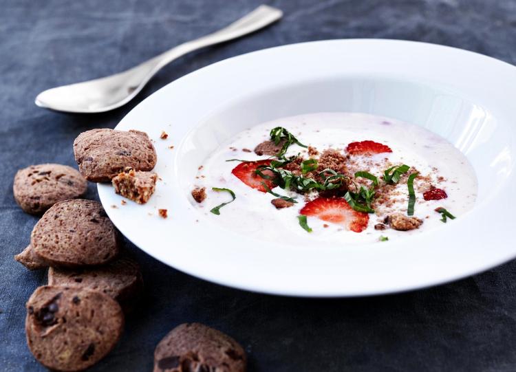 Jordbærskål. Snittede jordbær og hakkede mynteblade er rørt i koldskålen, og hakket mørk chokolade er blandet i kammerjunkedejen. 