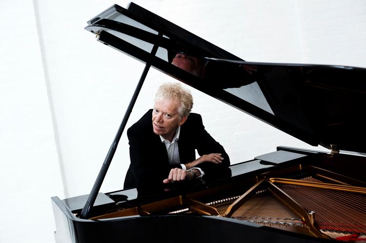 Koncertsal. Da han inviterede til pressemøde for fem-seks år siden, kom der »to studentermedhjælpere fra TV 2 Lorry«, fortæller Mogens Dahl. I dag er hans koncertsal fyldt med mænd i jakkesæt. 