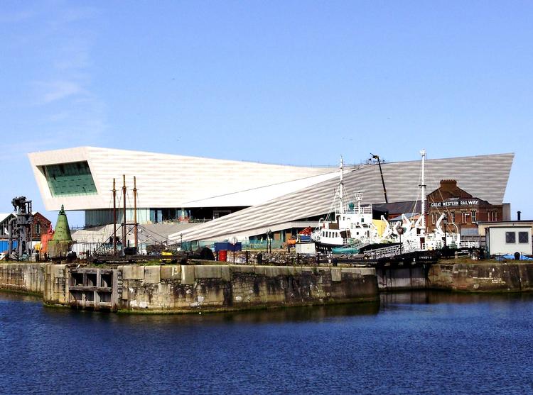 Roderi.  Museum of Liverpool skal ifølge visionen være med til at regenerere området. Det er dog ikke alle, der tror, det kan lade sig gøre. Hvordan kunne det »ende med det forfærdelige roderi«, spørger avisen The Observers arkitekturanmelder. 