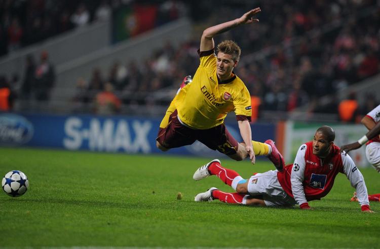 Holdkammerater? Bendtner mødte i sidste sæson Braga i Champions League. Her tackles han af Alberto Rodriguez, som netop er skiftet til Sporting i Lissabon. 