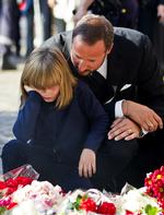Sorg. Kronprins Haakon Magnus og prinsesse Ingrid Alexandra ser på blomster lagt foran domkirken i Oslo efter terrorangrebene (Arkivfoto). 