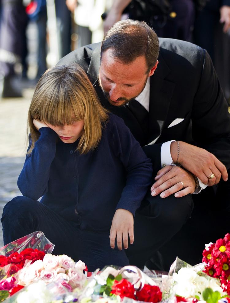 Sorg. Kronprins Haakon Magnus og prinsesse Ingrid Alexandra ser på blomster lagt foran domkirken i Oslo efter terrorangrebene (Arkivfoto). 