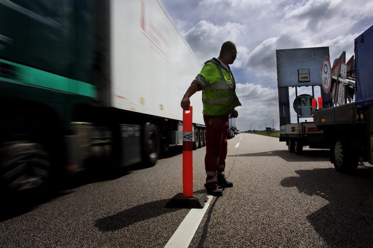 Fare. Hvert år sker der 250 trafikuheld ved vejarbejde, men alligevel overholder mange bilister ikke de fartbegrænsninger, der skal beskytte vejarbejderne. 