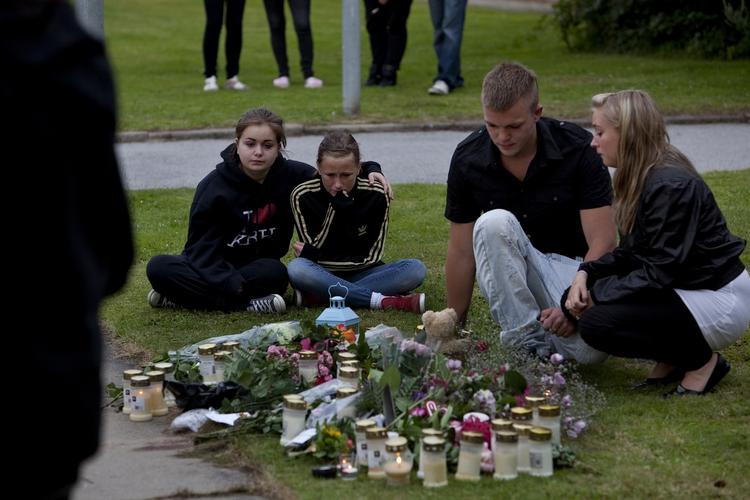 Svigt. Moderen til den 13-årige gerningsmand, der knivdræbte sin jævnaldrende kammerat, der her mindes, mener det kunne have været undgået, hvis kommunen havde lyttet. 